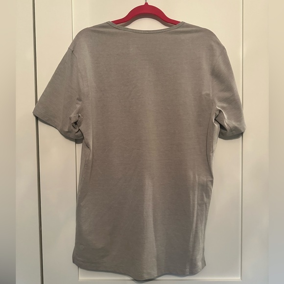 Lululemon Men’s Grey Sz L Short Sleeve Shirt - Picture 4 of 5